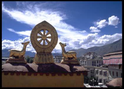 Lhasa ist die Hauptstadt der autonomen Provinz Tibet und liegt in etwa 3700 m Höhe am "Glücksfluss" (Kyichu). Die Gründung Lhasas datiert ins 7. Jh.