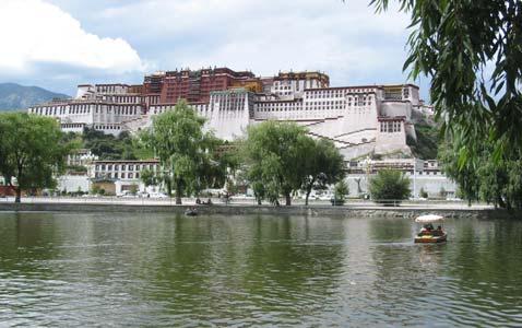 6. Tag: Besichtigung des Jokhang, der im Zentrum Lhasas liegt und über einem quadratischen Mandala-Grundriss errichtet wurde. Wir bummeln am Barkhor, dem "mittleren Umwandlungsweg" um den Jokhang.