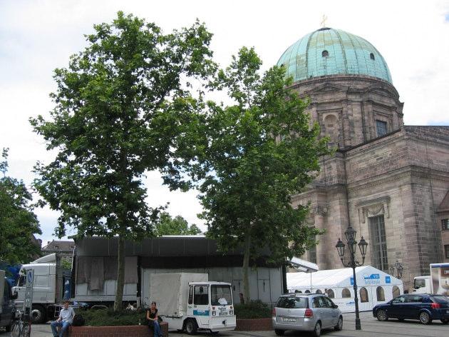 Weißem Turm, klingt die Aussage eines Vertreters der SPD (Spaßpartei Deutschlands?), er wolle statt des Neptunbrunnens einen freien Jakobsplatz als innerstädtische Eventzone ehrlicher.