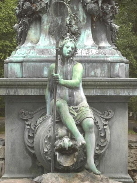 3 Der Nürnberger Neptunbrunnen, erster Akt Die Langzeit-Realsatire begann 1668 mit der Fertigstellung der vom Rat in Auftrag gegebenen und von Ritter und Schweigger entworfenen Brunnenfiguren - oder