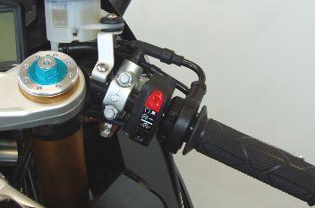 Elektrische Anlage DORSODURO 1200 ABS - ATC Kabelstecker: In der Mitte zwischen Filtergehäuse und Wasserkühler.