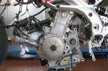 Installation des Motors am Fahrzeug Achtung Den Motor auf eine geeignete Halterung stellen. Den Motor anheben.
