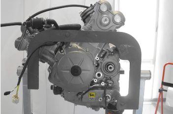 Motor DORSODURO 1200 ABS - ATC Achtung Um den Motor während der Revisionsarbeiten richtig zu lagern, muss das spezifische Auflageblech verwendet werden.