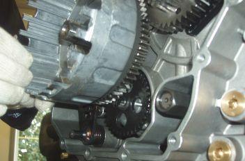 DORSODURO 1200 ABS - ATC Motor Der Ausbau nur vom Kupplungsdeckel wird für ein Auswechseln der Kupplungsscheiben empfohlen.