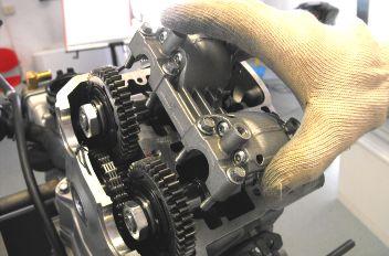 Motor DORSODURO 1200 ABS - ATC Das Nockenwellenlager ausbauen. Die Nockenwellen komplett mit Zahnrädern ausbauen.