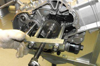 DORSODURO 1200 ABS - ATC Motor 020850Y Blockiervorrichtung Zahnrad Hauptantriebswelle Die Kupplung ausbauen. Das Schwungrad komplett ausbauen. Den Schalthebel entfernen.