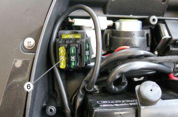 DORSODURO 1200 ABS - ATC Bremsanlage Fahrt mit nicht aktivem ABS-System Die Kontrolllampe (5) bleibt ständig eingeschaltet, das System ist deaktiviert worden.