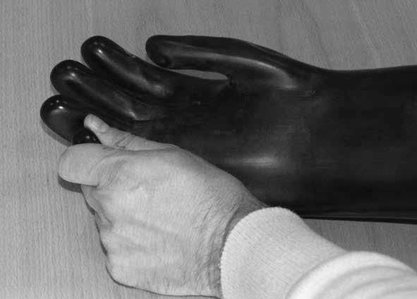die Finger des Außenhandschuhs eingeführt werden. 4.