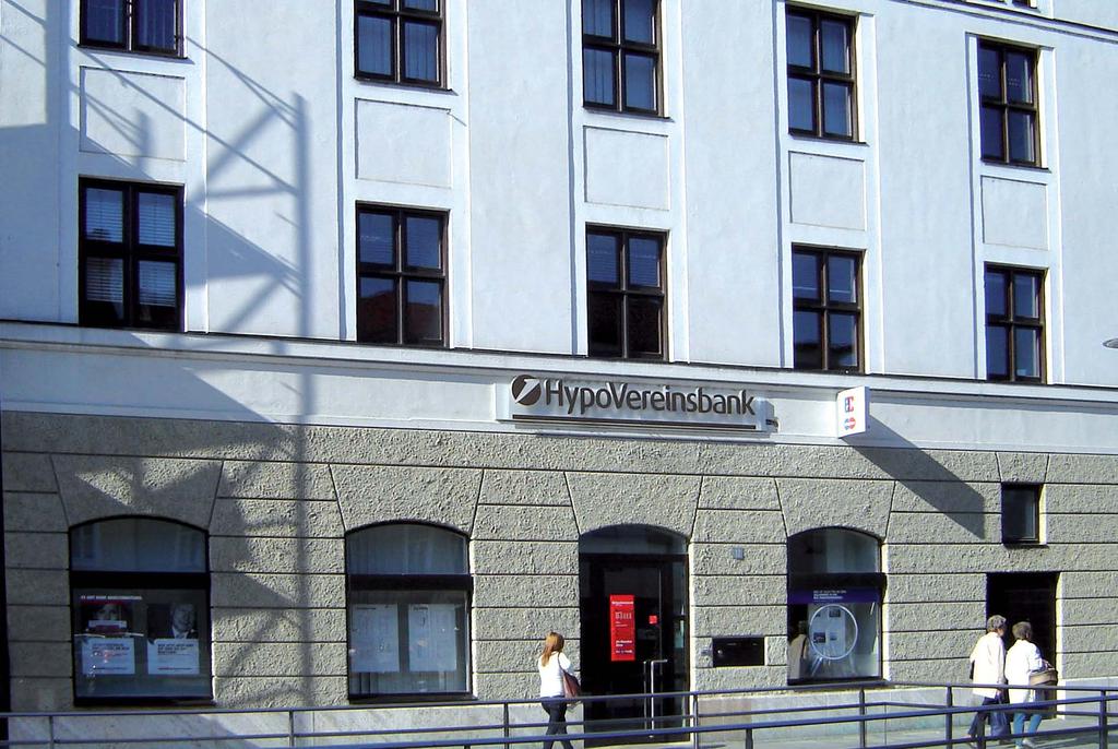 10 Geschichte der HypoVereinsbank Deggendorf Von der Bayerischen Hypo- und Vereinsbank zur UniCredit Bank AG in Deggendorf 1998 entstand durch die Fusion der BV mit der Hypo-Bank zur Bayerischen