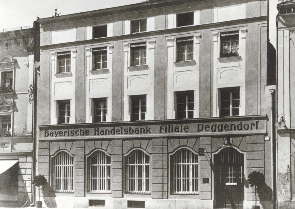 Geschichte der HypoVereinsbank Deggendorf 5 Die Bayerische Vereinsbank in Deggendorf Die Geschichte der Deggendorfer Filiale am Luitpoldplatz 12 begann vor über 125 Jahren und geht auf die Gründung