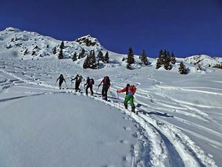B 5 Skitourentage Wattener Lizum Freitag 03.02. Montag 06.02.2017 3 3 3 Skitouren Je nach Wetter- und Schneelage, Lust und Kondition sind mittelschwere bis schwere Skitouren möglich.