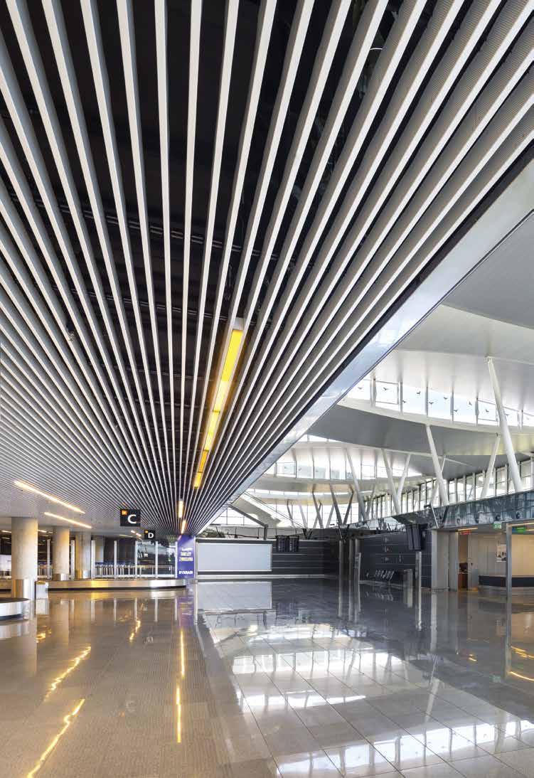 Metal BAFFLES (Vertikallamellen) TRANSPORT - Wroclaw Flughafen (PL) METAL Baffles n Moderne, lineare Ausstrahlung n Verschiedene Perforierungen