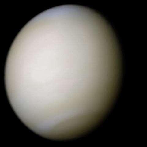 Planeten des Abendhimmels Venus Die Entfernung zur Erde variiert zw. 0,256 und 1,74 AE. Die Umlaufzeit um die Sonne beträgt 224,7 Tage.