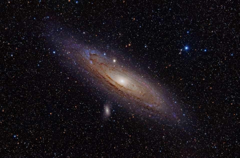M 31, M 32 M 31 ist eine Spiralgalaxie (Andromedagalaxie).