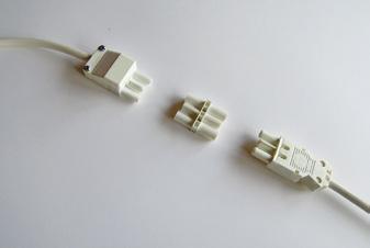 3 T-Stück Verbindungskabel zum nächsten T-Stück oder zum Adapterkabel mit Schukostecker 5 6 Die Verlängerungs kabel der Leuchten 3 werden in die T-Stücke gesteckt.