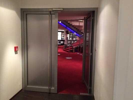 Tür / Zugang Bezeichnung der Tür: Tür zum Theatersaal (Parkett links) aus dem Foyer Untergeschoss Breite der Tür zum Raum: 200 cm Tür wird ohne eigenen Kraftaufwand geöffnet (Drücker, Lichtschranke,