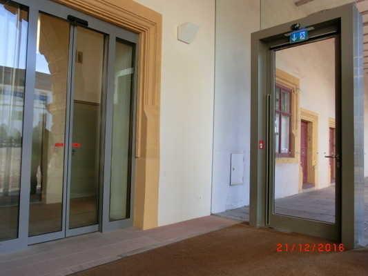 Lichte Breite des Durchgangs: 85 cm Die Tür wird ohne eigenen Kraftaufwand geöffnet. Höhe der Türschwelle: 0 cm.