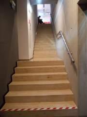 Treppe befindet sich der Aufzug Anzahl der Treppenstufen: 23 Höhe der Stufe / der
