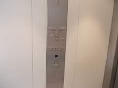Aufzugstür im UG Aufzug Bewegungsfläche vor der Aufzugstür beim Einstieg - Breite: 250 cm Bewegungsfläche vor der Aufzugstür beim Einstieg - Tiefe: 300 cm Lichte Durchgangsbreite der Aufzugstür: 90
