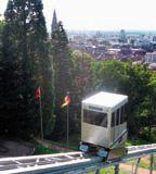 FIRMEN & BRANCHEN kurz notiert Ein Schrägaufzug, der wie eine mobile Telefonzelle aussieht, fährt seit kurzem über zwei 262 Meter lange Gleise vom Freiburger Stadtgarten auf den Schlossberg und