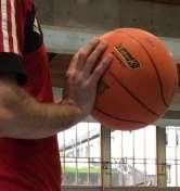 BALLFÜHRUNG Gegengleiches Dribbling Rechtshänder: Ball aufnehmen links - rechts - links Der Absprung