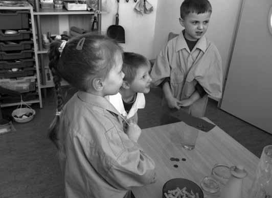 Nr. 03/2013-25 - Amtsblatt Löcknitz-Penkun Experimente bei den Randow-Spatzen Mit großer Unterstützung der Eltern ist es uns gelungen ein Labor im Kindergarten einzurichten.