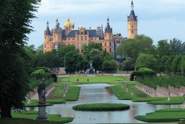 14 Thema des Monats Imposantes Wahrzeichen der Landeshauptstadt von Mecklenburg-Vorpommern: Das Schweriner Schloss erstrahlt zur Eröffnung der Bundesgartenschau 2009 wieder in voller Schönheit.