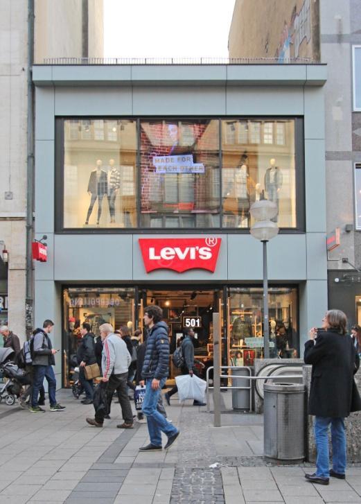 Der brandneue Levi's Store auf der Neuhauser Straße kurz vor dem Karlstor Direkt daneben: der neue Foot Locker Store (Relocation) Im weiteren Verlauf der Fußgängerzone Richtung Marienplatz hat der