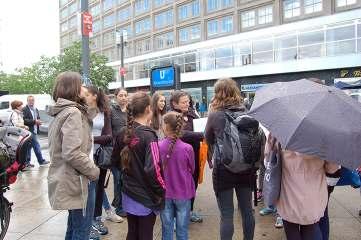 Erste Mädchenstadtrallye in Friedrichshain-Kreuzberg Auf der Suche nach Möglichkeiten, Mädchen und junge Frauen ihren Bezirk über den eigenen Kiez hinaus näher zu bringen und ihre Mobilität im