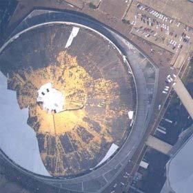 6. Das Dach des Louisiana Superdome wurde durch den Hurrikan Katrina am 29. Aug 2005 stark beschädigt. 7.