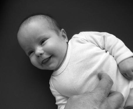 Babyhandling & mehr Babys Entwicklung in den ersten 12 Lebensmonaten Damit Sie einschätzen können, ob sich Ihr Baby in den ersten Lebensmonaten normal entwickelt, sollten Sie die wesentlichen