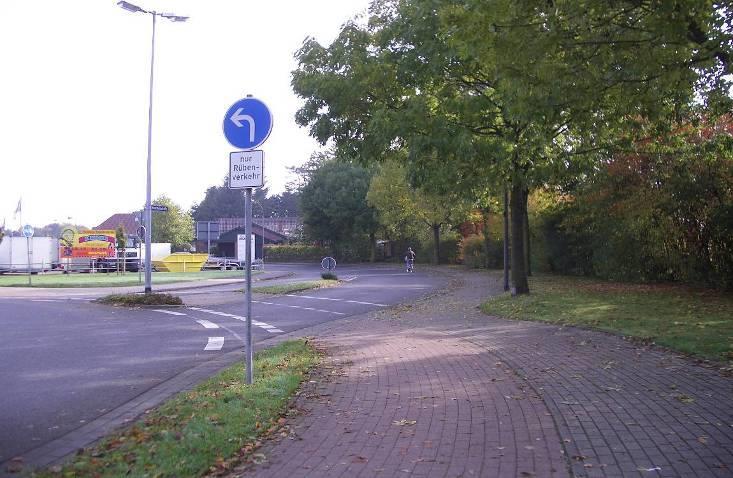8. Kreisverkehr Bahnhofstraße in Richtung Schule verlassen Vorfahrt