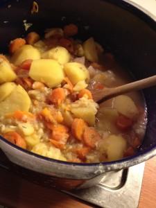 Wurzeleintopf Passend für die kalte Jahreszeit ein wärmendes Gericht mit Lagergemüse: Eine Zwiebel schneiden und in wenig Fett anrösten.