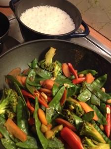 Gemüse-WOK Für den Gemüse-Wok haben wir Karotten, Paprika und Brokkoli geschnippelt und im heißen Wok (+wenig Öl) gebraten.