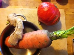 .), Karotten, Erdäpfel (nach Möglichkeit mehlige) und ein Stück frischen Ingwer schneiden und in einem Topf mit wenig Wasser kochen