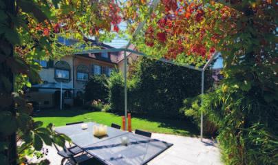 Pavillon mit Ziegeldach Laube mit Segeltuch-Dach Gemütliche Gartenlounge mit Aussenküche Geschützte Nischen Am besten lässt sich der Herbst mit