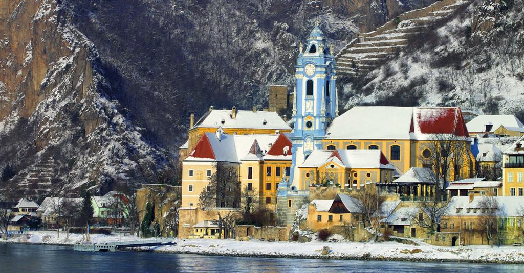 Dürnstein in der Wachau Liebe Kreuzfahrtfreunde, gehen Sie mit uns auf die Reise mitten hinein in den winterlichen Zauber des größten europäischen Stroms, der Donau.