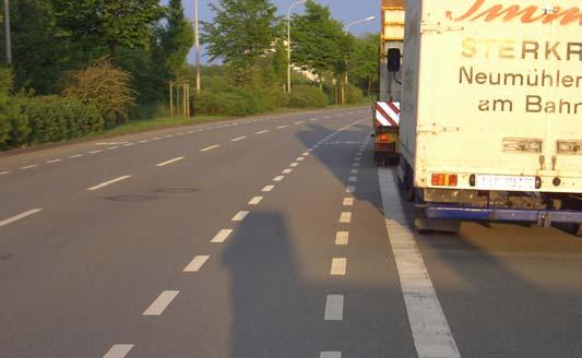 Ein Richtungspfeil im Zusammenhang mit dem Piktogramm kann u.u. Radfahrer abhalten, in falscher Richtung zu fahren (vgl. Bild 12).