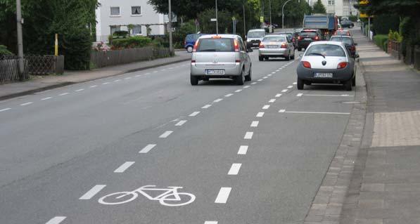 Deshalb wurden häufig unerlaubt die Gehwege genutzt, die jedoch für eine reguläre Benutzung durch Radfahrer zu schmal sind.