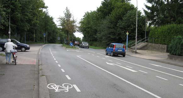 in Ortsdurchfahrten Beispiel 6 Lemgo Am Ortsausgang wird der in Fahrtrichtung freie Strecke in einem Linksabbiegestreifen fortgesetzt.