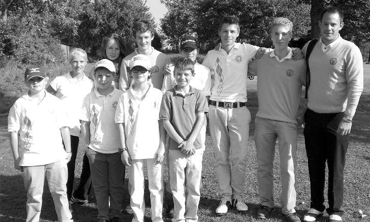 36 GOLF-CLUB AM SACHSENWALD E.V. Jugend: Großartiger Saisonabschluss 2011 beim Finale um die Mannschaftsmeisterschaft von SH Die Jugend in unserem Club geht das Golfen sehr sportlich an.
