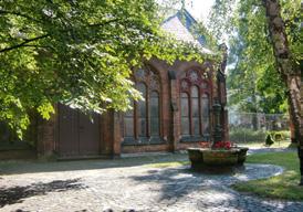 1864 von Edwin Oppler erbaute Trauerhalle, in der sich die Gedenkstätte der früheren Synagogengemeinde für die jüdischen Kriegsgefallenen 1914 18 befindet.