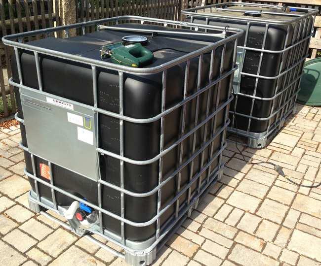 Nun verändern wir unsere IBC Container für den Teichfilter. Unsere IBC Tanks auf dem Foto sehen fast neuwertig aus. Pro Stück hatten wir an die 300 Euro bezahlt.