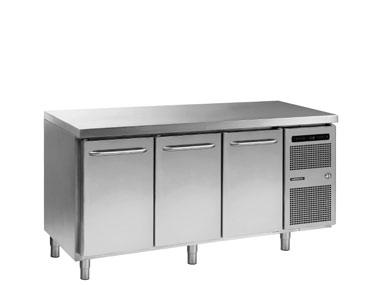 GASTRO 07 - Gastronorm-Tische 1/1 GN M 1807 CSG A DL/DL/DR L2 - Kühltisch 861801853 (A) Arbeitsplatte aus rostfreiem Stahl, 3 Sektionen mit Türen, 2 Edelstahl-Roste pro Tür Temperaturbereich ( C) -5