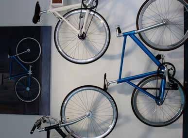 2009 wurde das erfolgreiche Geschäft in der Mittelstraße eröffnet. Schon nach kurzer Zeit zog Aziz in die Calenberger Straße um und widmete sich dort der Retrokultur von Fahrrädern.