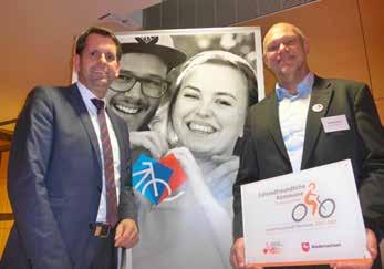 Auszeichnung: Niedersachsens Wirtschafts- und Verkehrsminister Olaf Lies übergibt dem Tiefbauamtsleiter der Landeshauptstadt Hannover, Andreas Bode, die Auszeichnung.