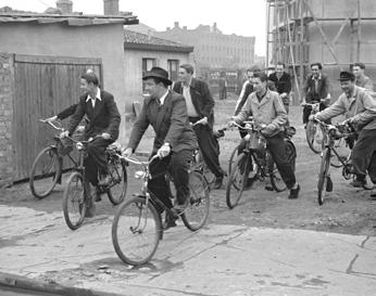 Im Konzept der autogerechten Stadt, das Stadtbaurat Rudolf Hillebrecht in der Nachkriegszeit verfolgt, ist für das Fahrradfahren nur noch eine Nebenrolle vorgesehen.