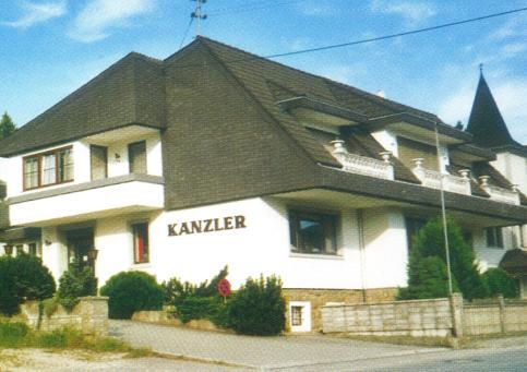 seit 1958 Ing. Kanzler Baugesellschaft m.b.h. Bauunternehmen, Zimmerei Markt 37 4391 Waldhausen Telefon: 07260/4312 Telefax: 07260/4967 E-Mail: office@kanzler-bau.at Ing.