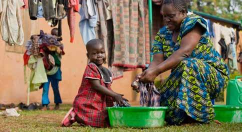 Was eine echte Familie bewirken kann Im ugandischen SOS-Kinderdorf Gulu hat die Waise Mouna eine neue Familie mit einer SOS-Kinderdorf-Mutter und Brüdern und Schwestern gefunden.