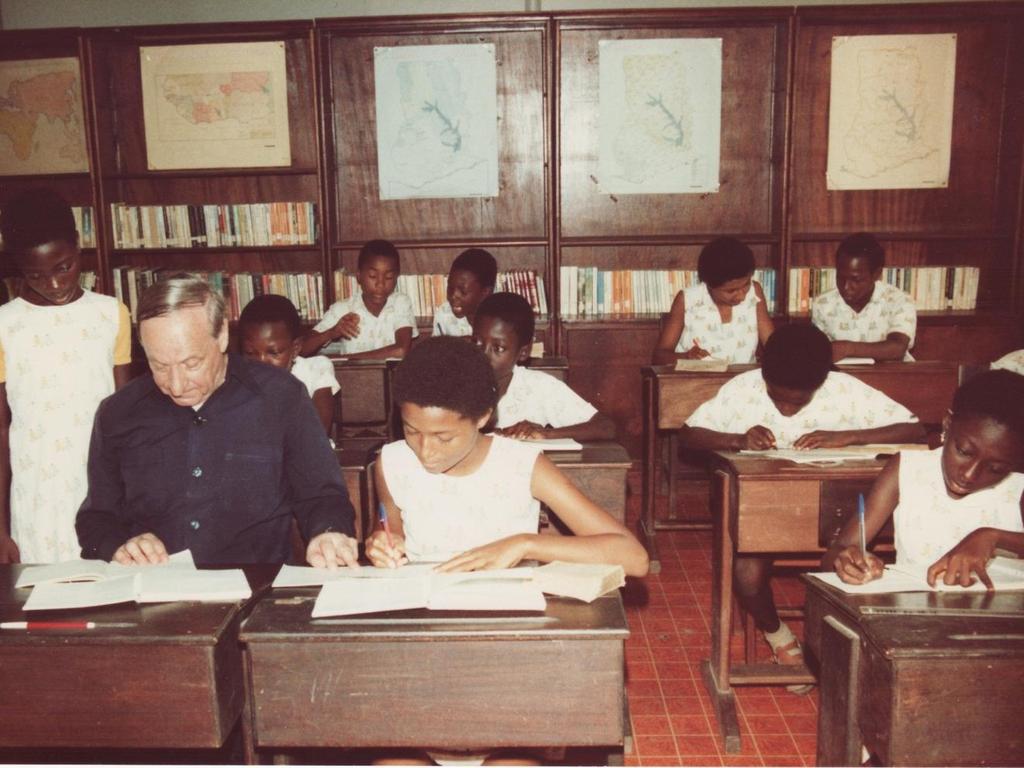 Hermann Gmeiner in der Hermann-Gmeiner- Schule in Tema/Ghana In den 1960er Jahren fasste die SOS-Kinderdorf Idee nach und nach auf